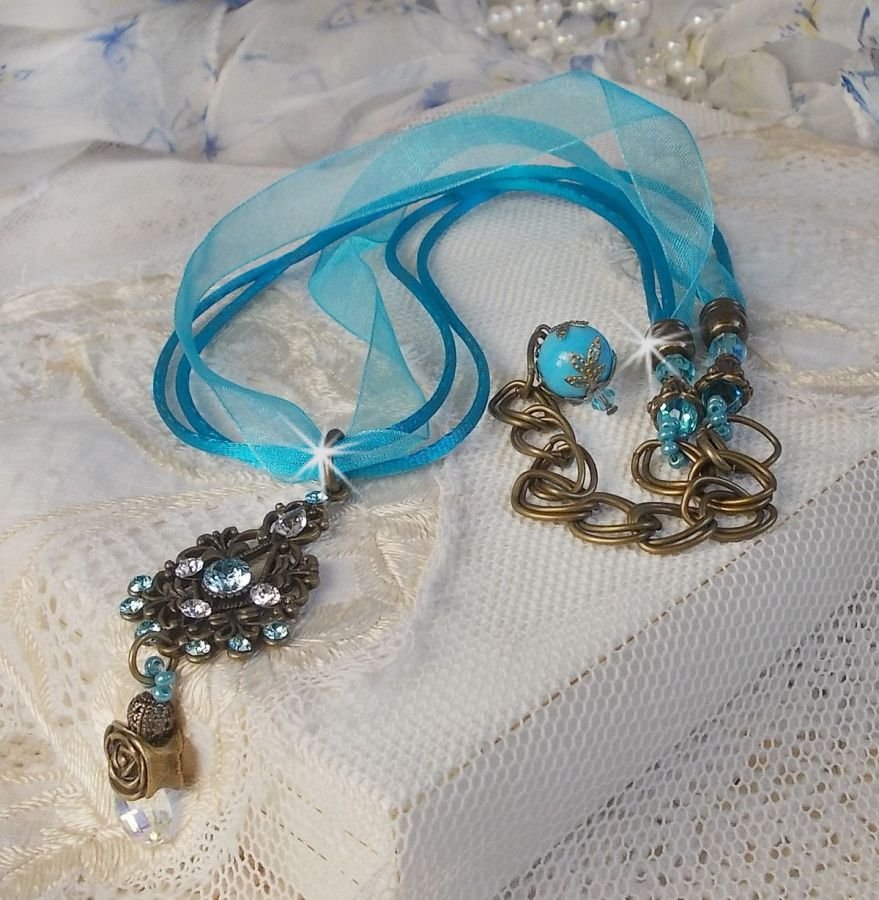 Lady in Blue anheng halskjede montert med Swarovski krystaller, blomster avstandsstykker, løv kopper og bånd