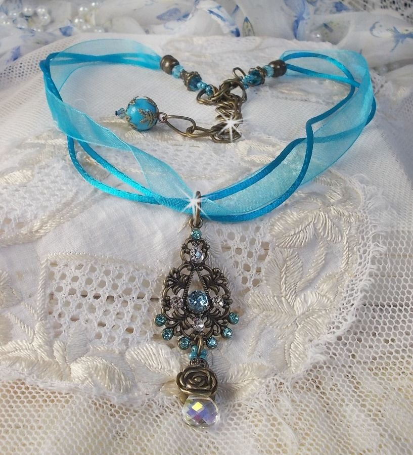 Lady in Blue anheng halskjede montert med Swarovski krystaller, blomster avstandsstykker, løv kopper og bånd