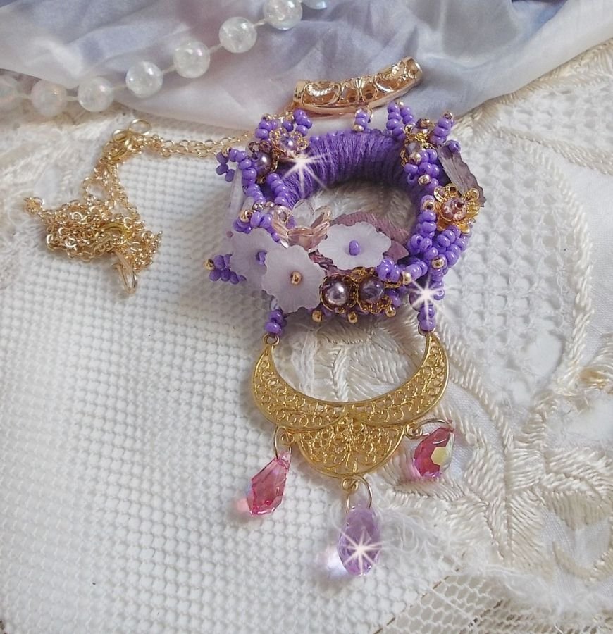 Laureline anheng halskjede brodert med lilla DMC bomull, Swarovski krystaller og frostede blomster.