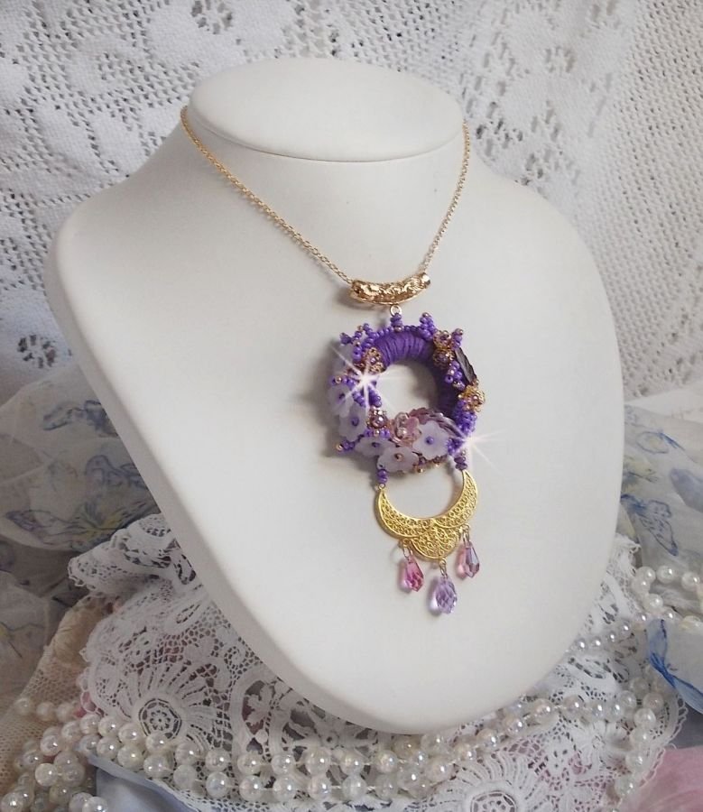Laureline anheng halskjede brodert med lilla DMC bomull, Swarovski krystaller og frostede blomster.