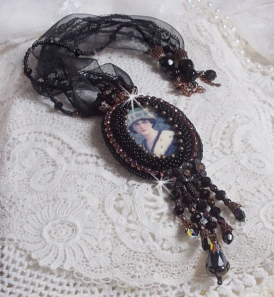 Midnight Daisy anheng halskjede med svarte perler og Swarovski-krystaller