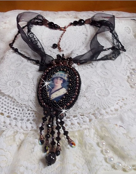 Midnight Daisy anheng halskjede med svarte perler og Swarovski-krystaller