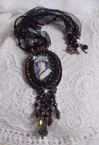 Midnight Daisy anheng halskjede med svarte perler og Swarovski-krystaller