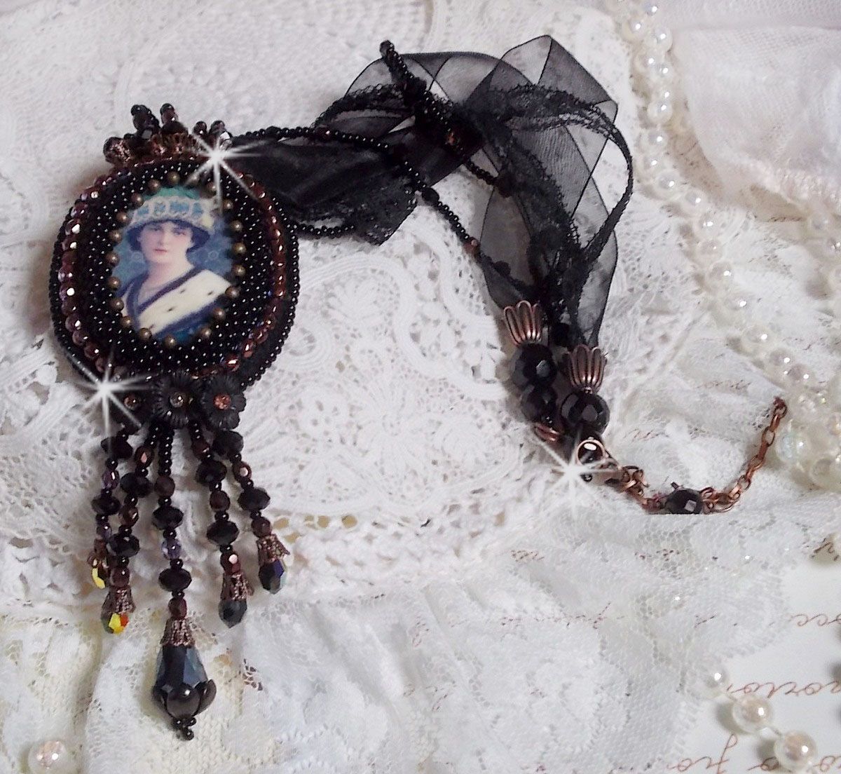Midnight Daisy anheng halskjede med svarte perler og Swarovski-krystaller