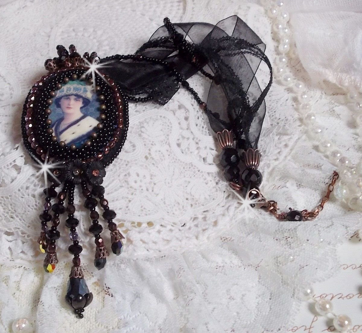 Midnight Daisy anheng halskjede med svarte perler og Swarovski-krystaller