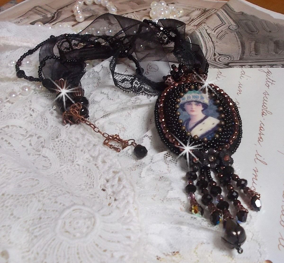 Midnight Daisy anheng halskjede med svarte perler og Swarovski-krystaller