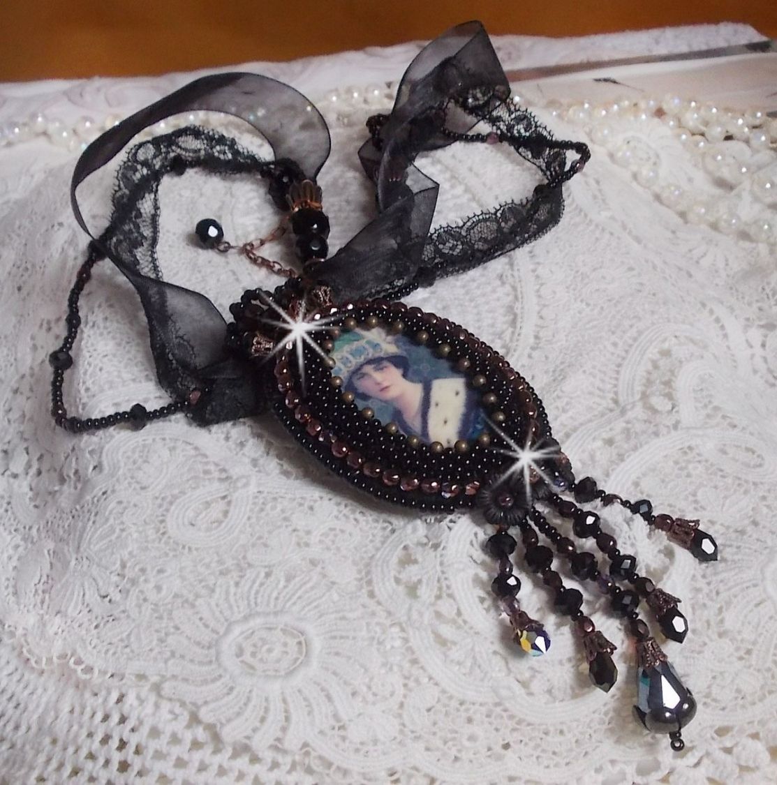 Midnight Daisy anheng halskjede med svarte perler og Swarovski-krystaller