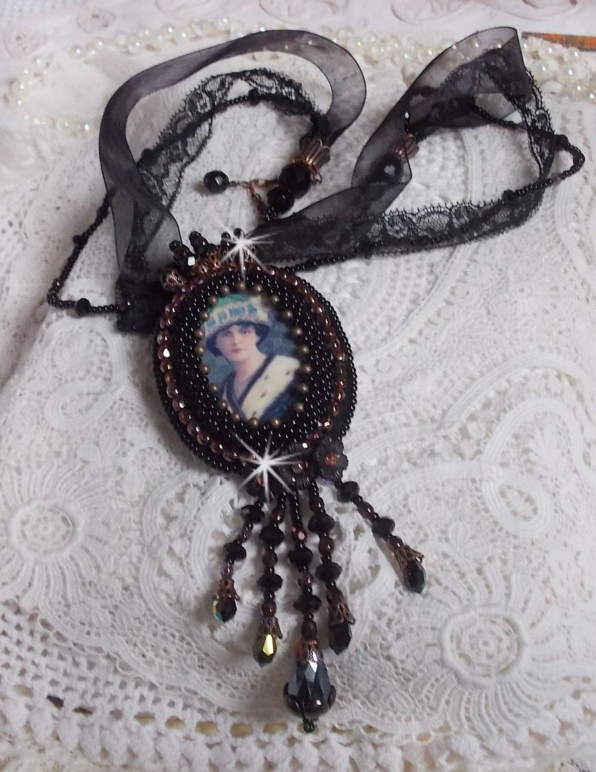 Midnight Daisy anheng halskjede med svarte perler og Swarovski-krystaller