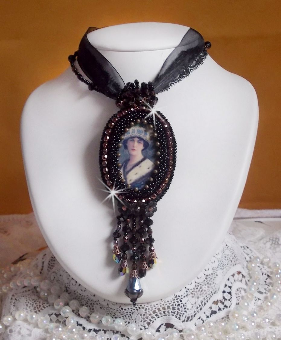 Midnight Daisy anheng halskjede med svarte perler og Swarovski-krystaller