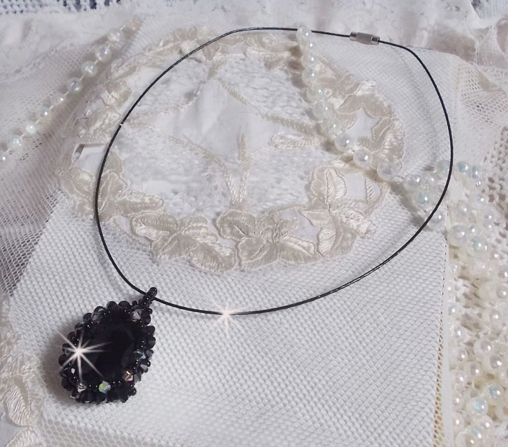 Mirano anheng halskjede med Swarovski krystaller og svarte frøperler