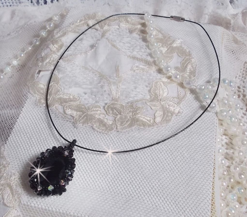 Mirano anheng halskjede med Swarovski krystaller og svarte frøperler