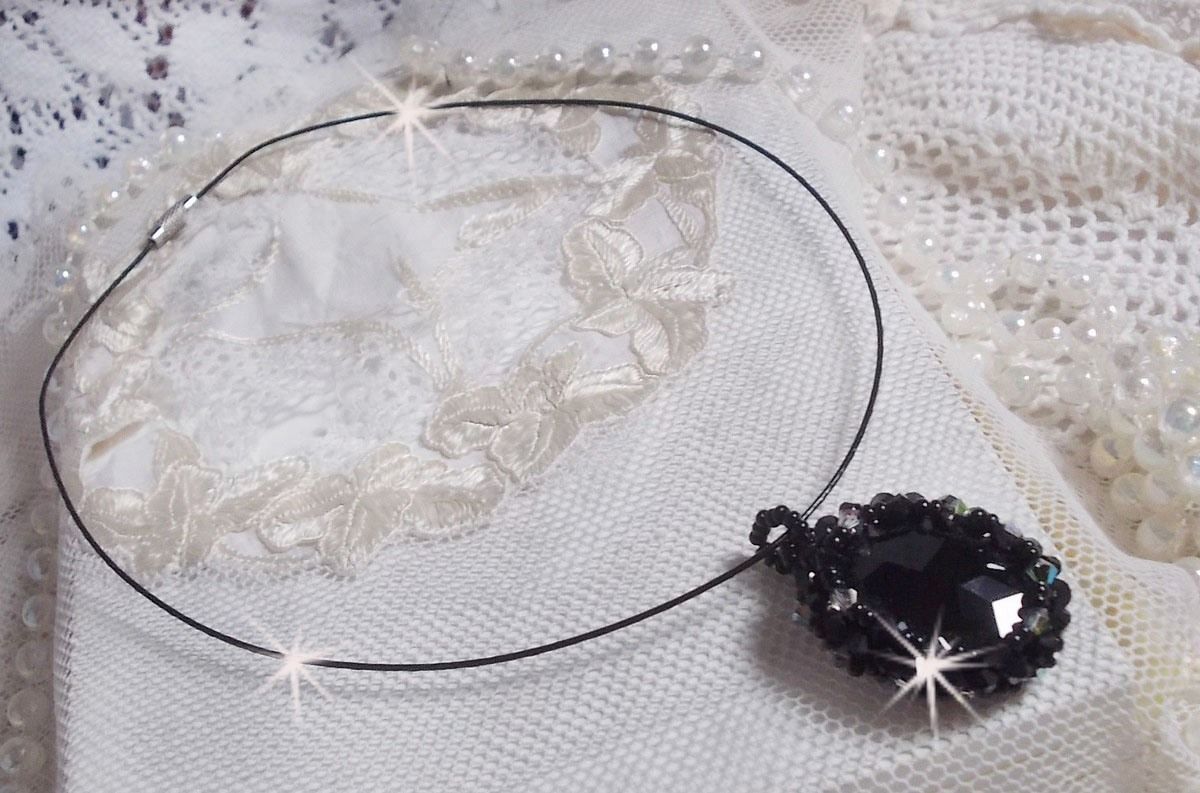 Mirano anheng halskjede med Swarovski krystaller og svarte frøperler