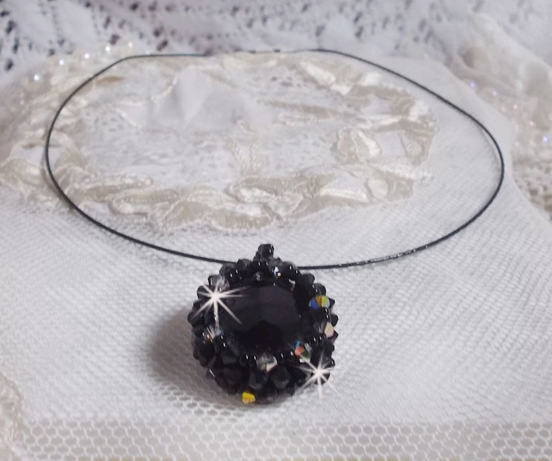 Mirano anheng halskjede med Swarovski krystaller og svarte frøperler