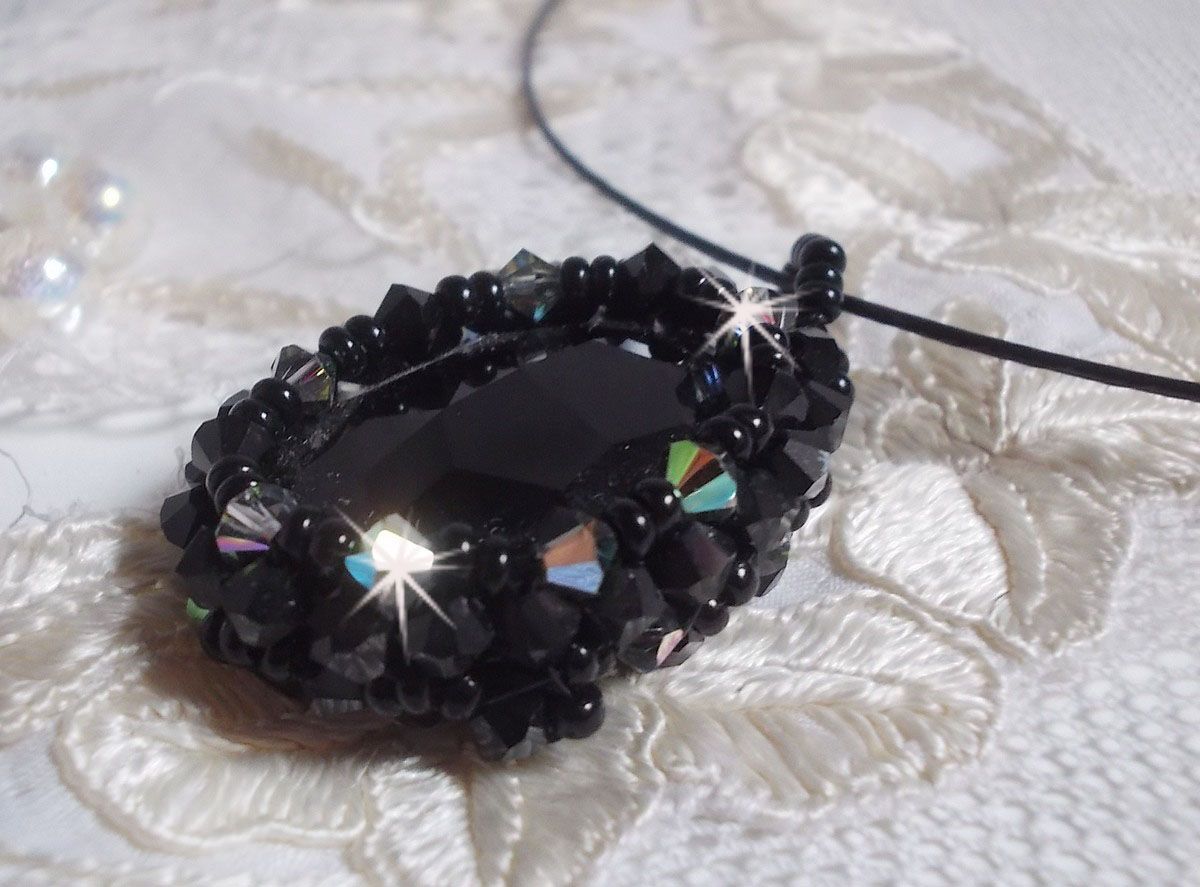 Mirano anheng halskjede med Swarovski krystaller og svarte frøperler