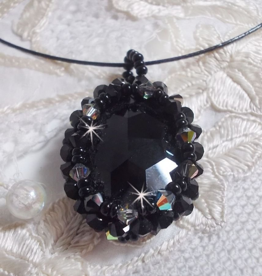 Mirano anheng halskjede med Swarovski krystaller og svarte frøperler