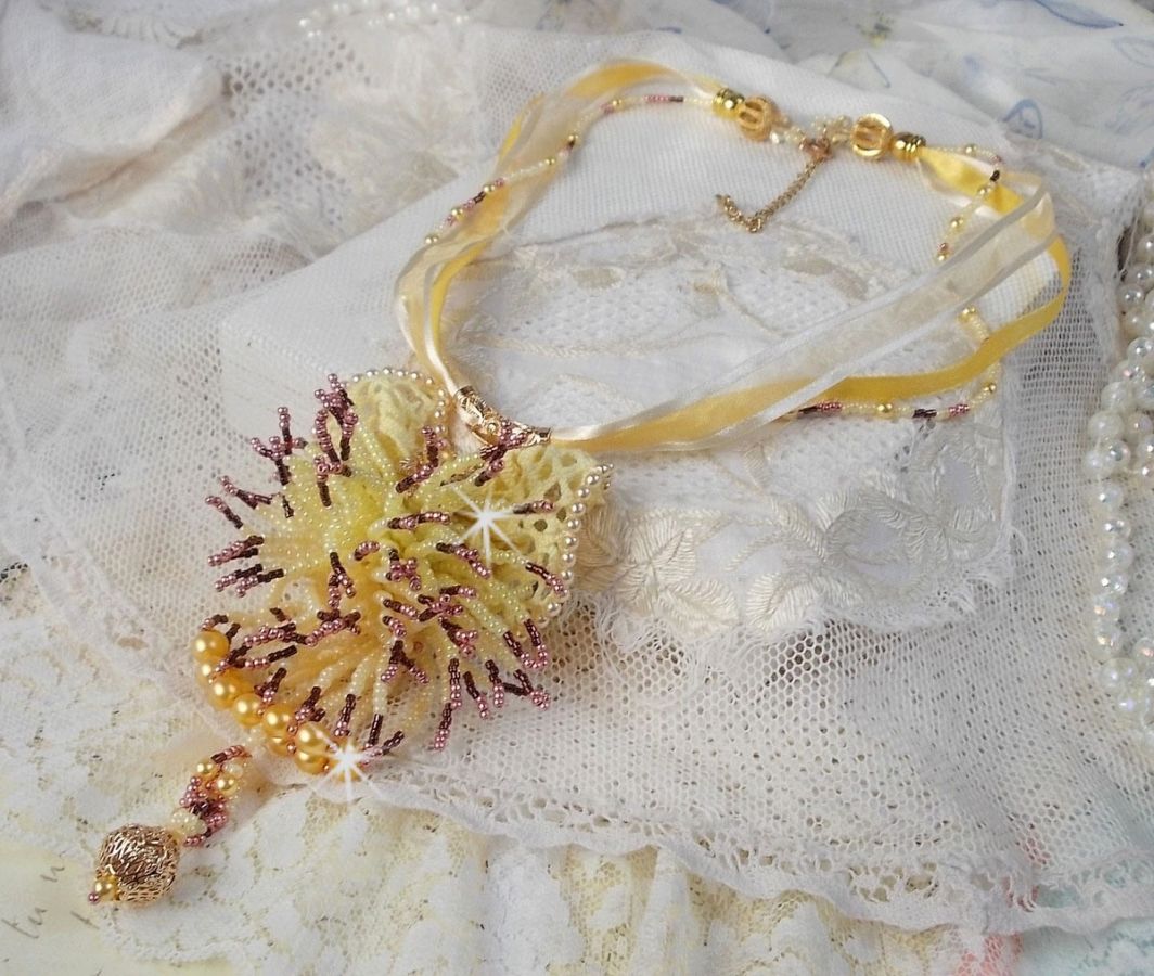 La Petite Robe Jaune anheng halskjede med seed perler, Swarovski perler og andre.