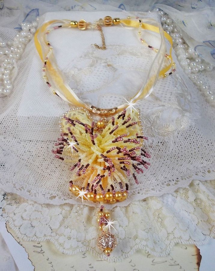 La Petite Robe Jaune anheng halskjede med seed perler, Swarovski perler og andre.