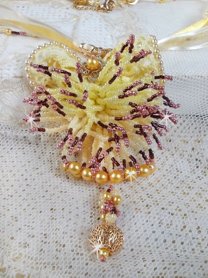 La Petite Robe Jaune anheng halskjede med seed perler, Swarovski perler og andre.