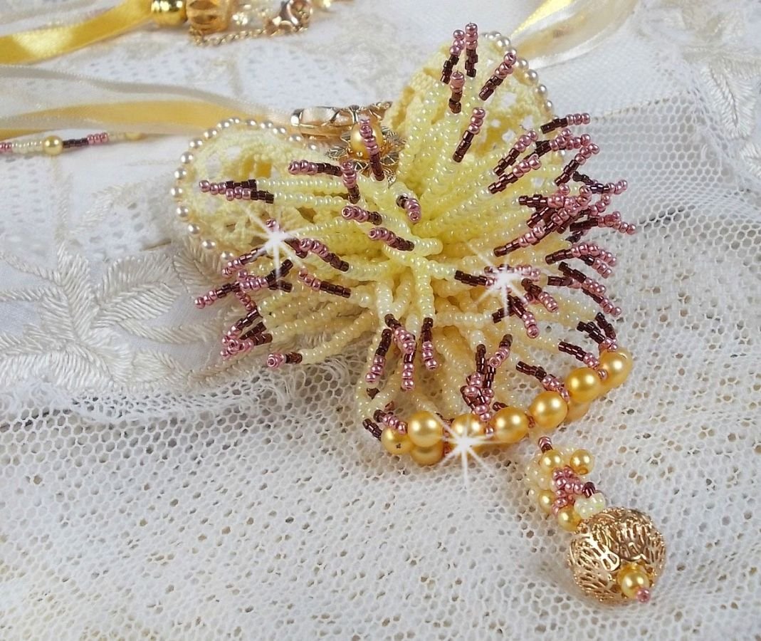La Petite Robe Jaune anheng halskjede med seed perler, Swarovski perler og andre.