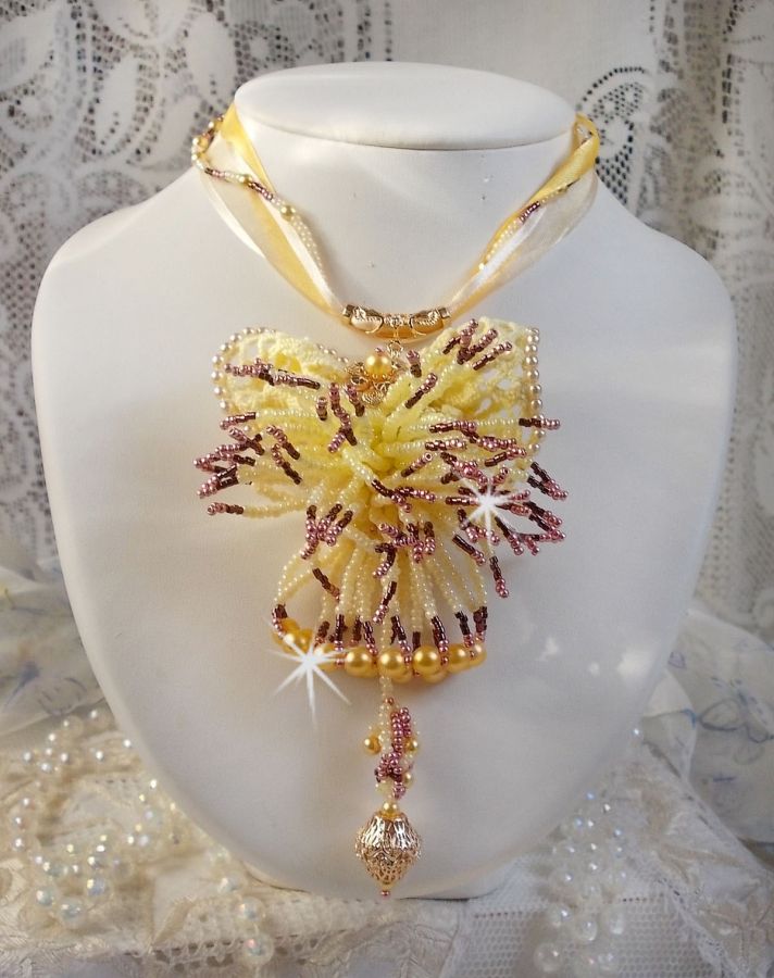 La Petite Robe Jaune anheng halskjede med seed perler, Swarovski perler og andre.