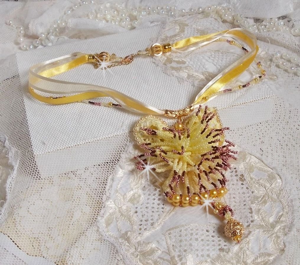 La Petite Robe Jaune anheng halskjede med seed perler, Swarovski perler og andre.