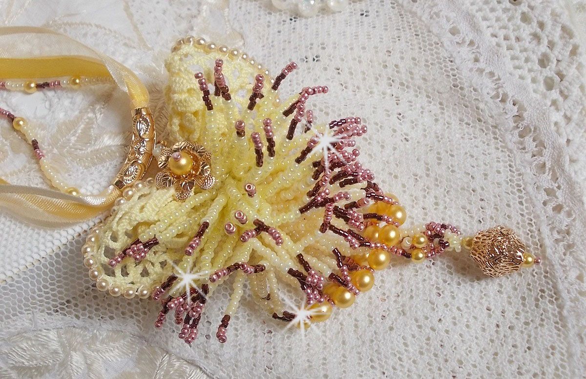 La Petite Robe Jaune anheng halskjede med seed perler, Swarovski perler og andre.