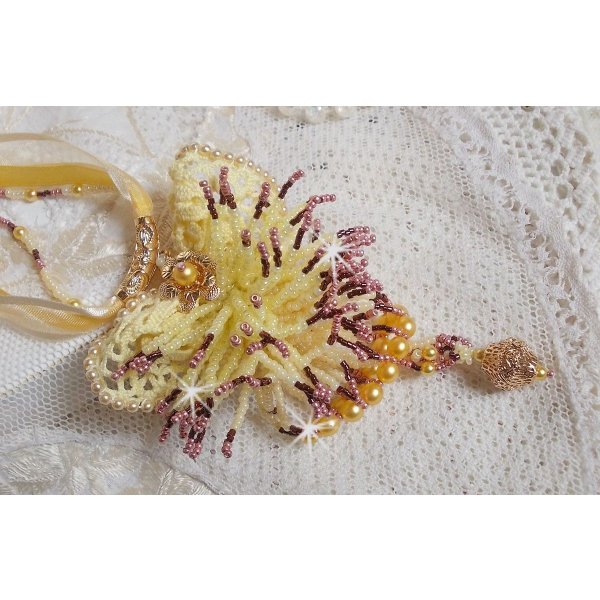 La Petite Robe Jaune anheng halskjede med seed perler, Swarovski perler og andre.