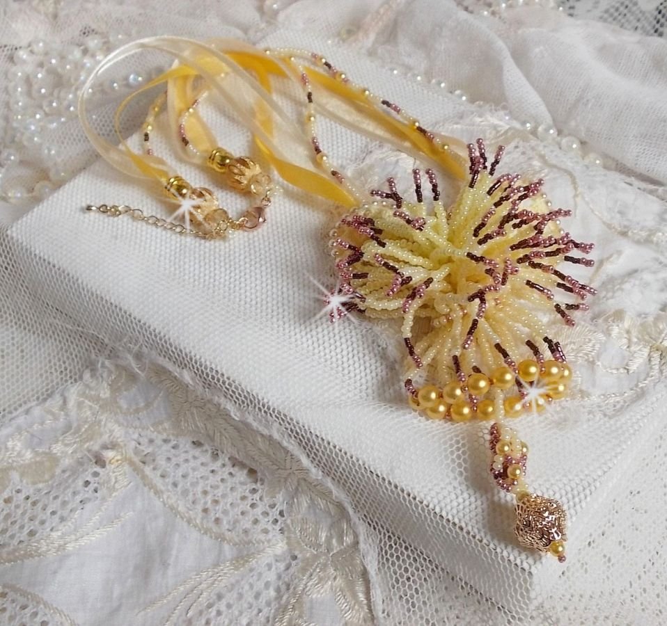 La Petite Robe Jaune anheng halskjede med seed perler, Swarovski perler og andre.