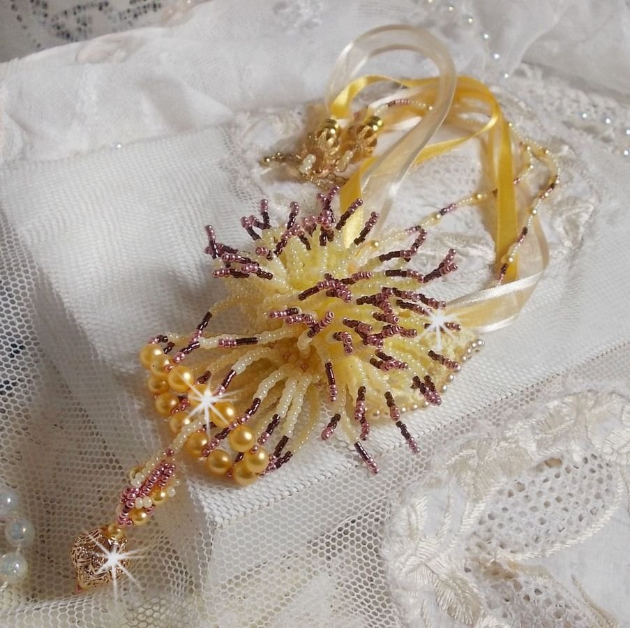 La Petite Robe Jaune anheng halskjede med seed perler, Swarovski perler og andre.
