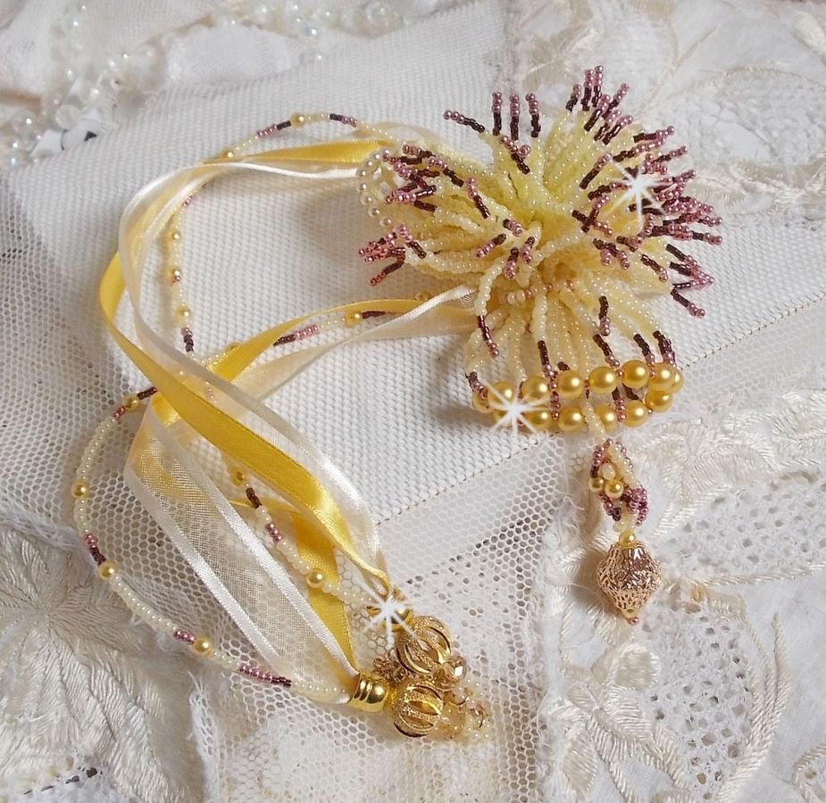 La Petite Robe Jaune anheng halskjede med seed perler, Swarovski perler og andre.