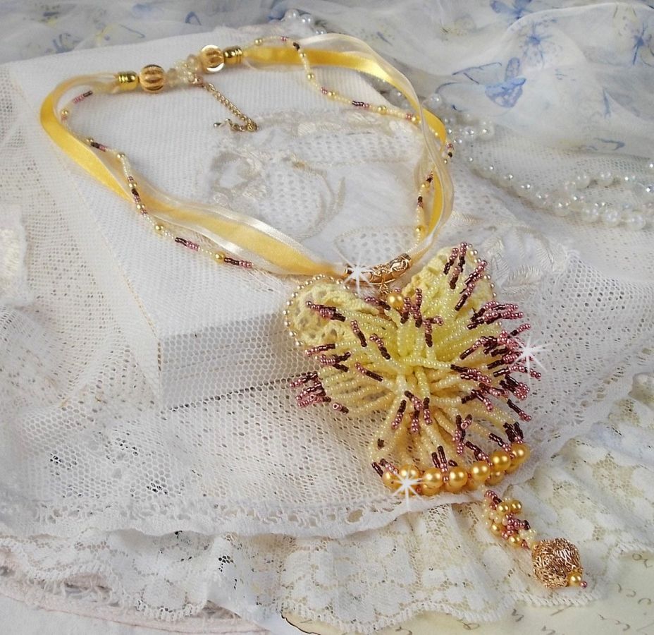La Petite Robe Jaune anheng halskjede med seed perler, Swarovski perler og andre.