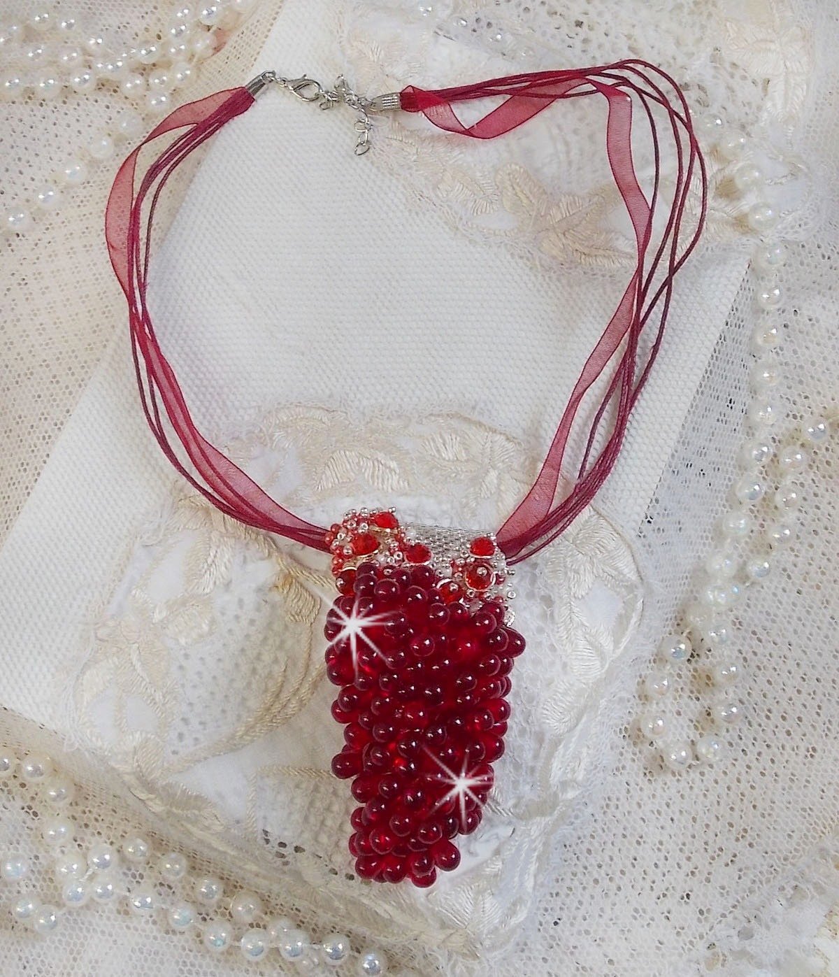 Tendre Rouge anheng halskjede med røde glassdråper, runde fasetterte perler og perleperler