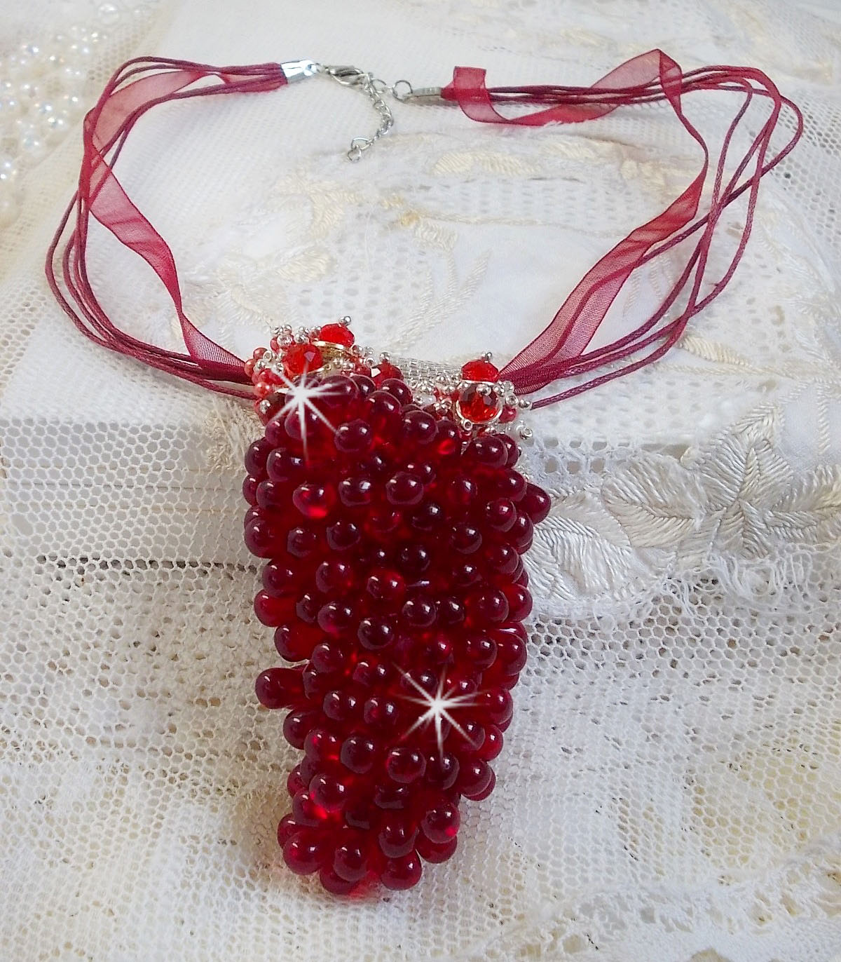 Tendre Rouge anheng halskjede med røde glassdråper, runde fasetterte perler og perleperler