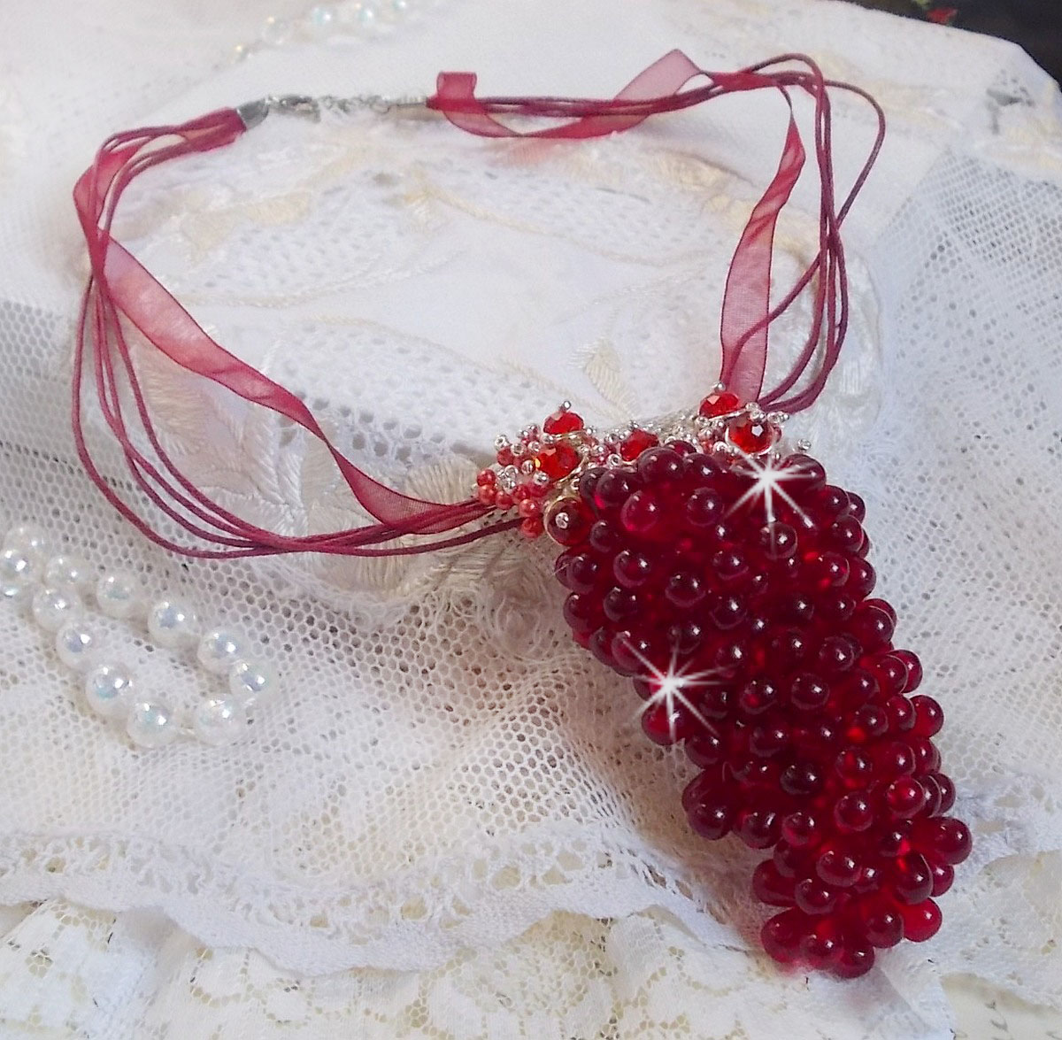 Tendre Rouge anheng halskjede med røde glassdråper, runde fasetterte perler og perleperler