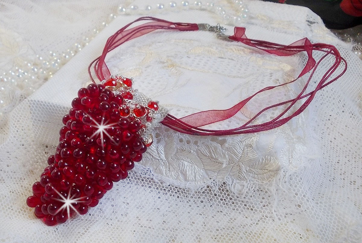 Tendre Rouge anheng halskjede med røde glassdråper, runde fasetterte perler og perleperler