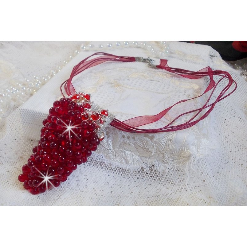 Tendre Rouge anheng halskjede med røde glassdråper, runde fasetterte perler og perleperler