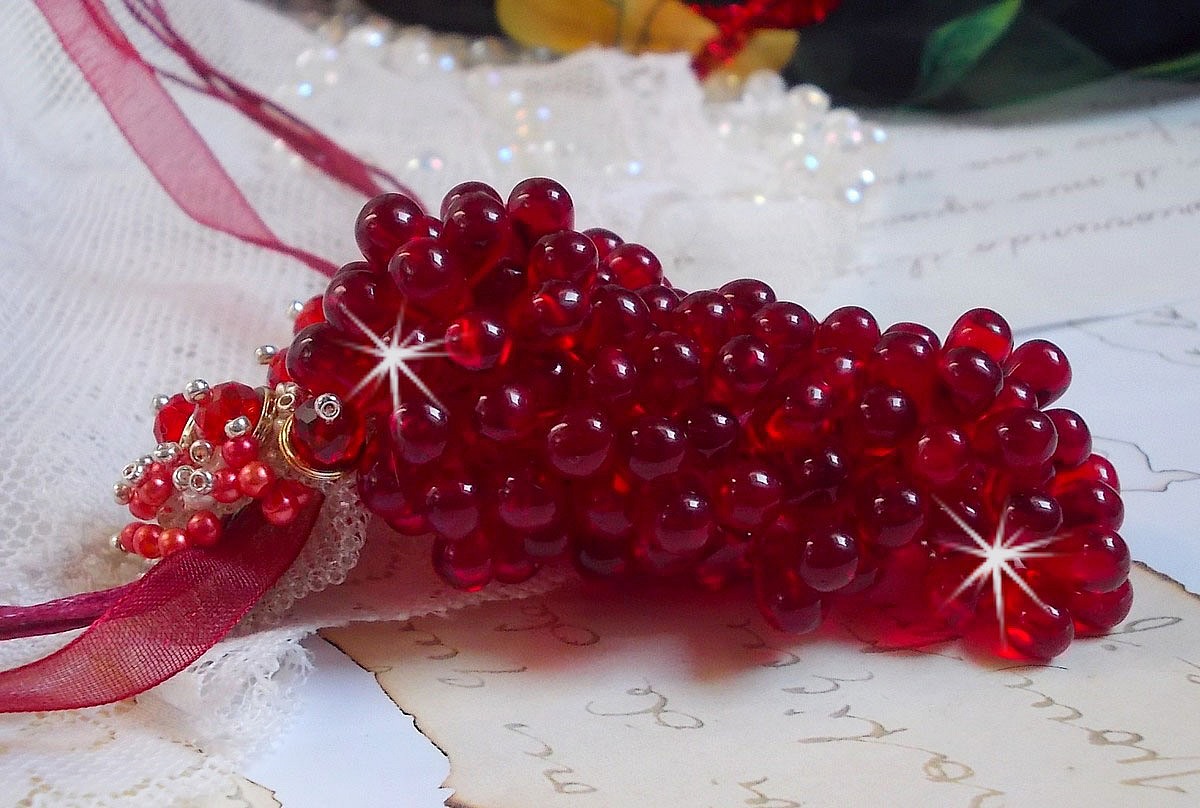 Tendre Rouge anheng halskjede med røde glassdråper, runde fasetterte perler og perleperler