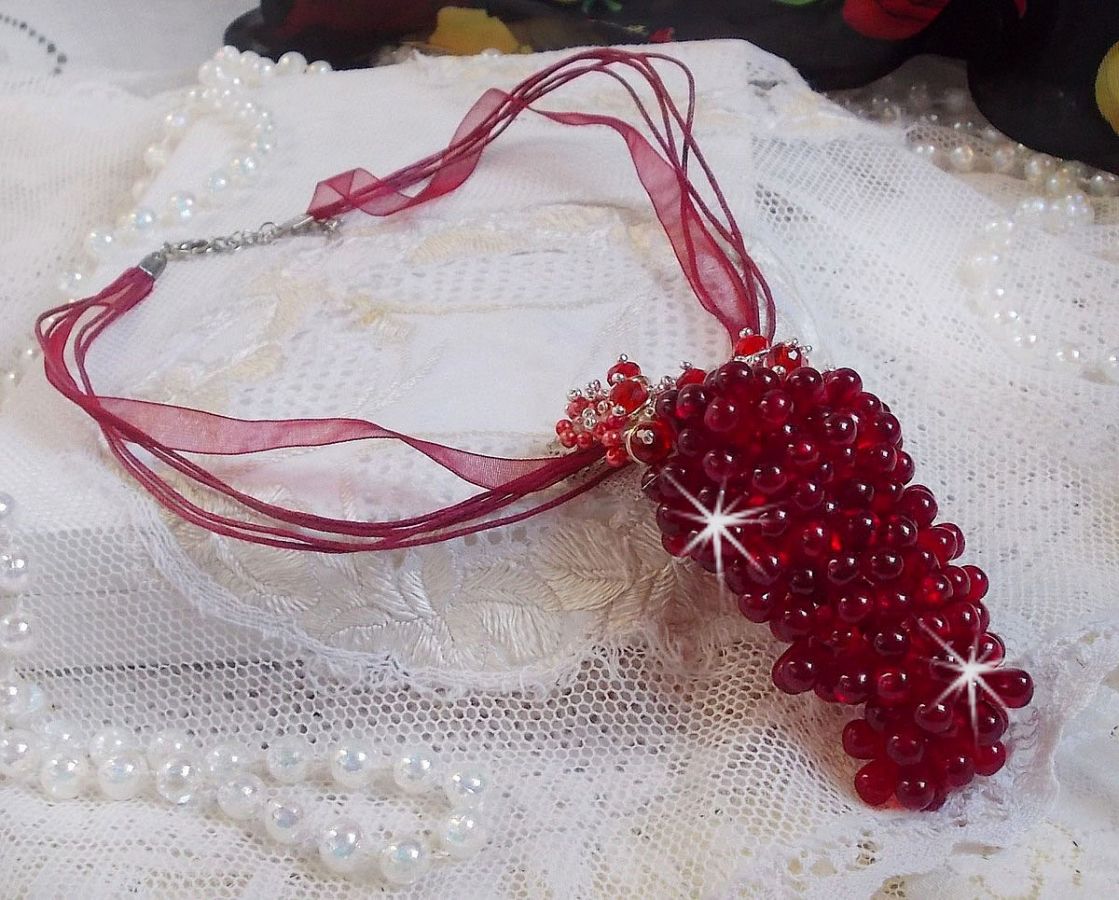 Tendre Rouge anheng halskjede med røde glassdråper, runde fasetterte perler og perleperler