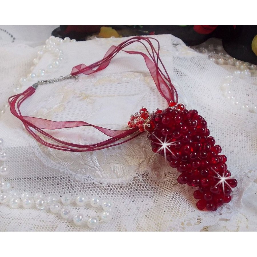 Tendre Rouge anheng halskjede med røde glassdråper, runde fasetterte perler og perleperler