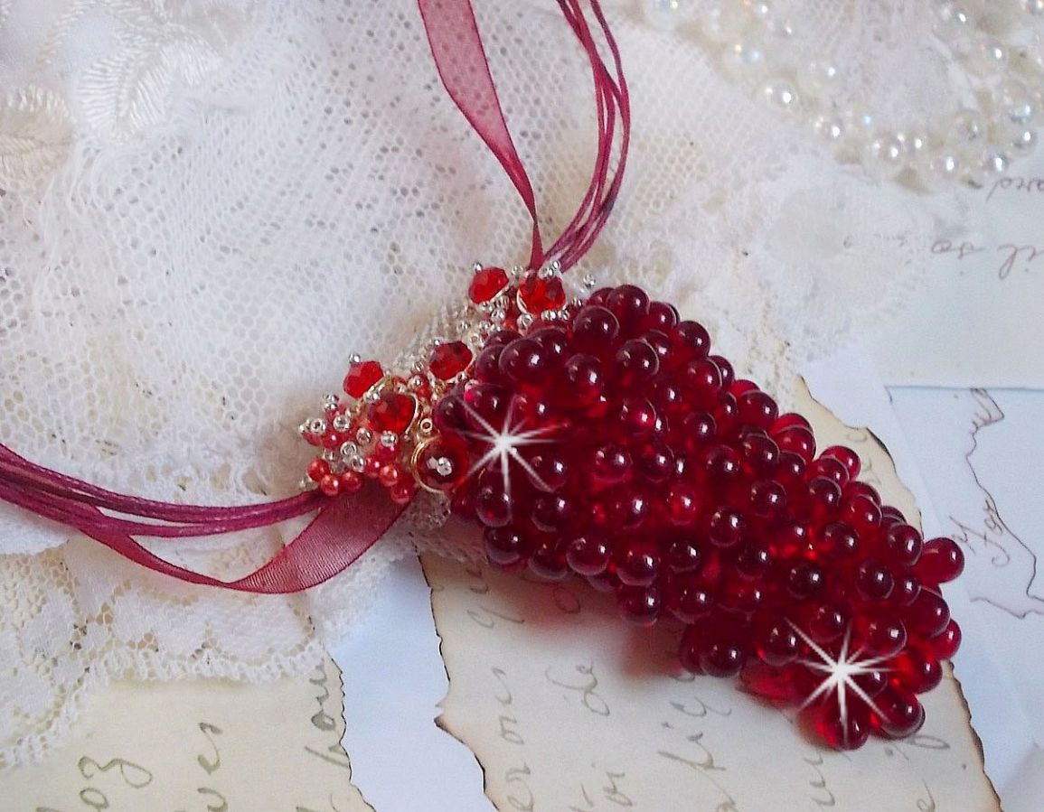 Tendre Rouge anheng halskjede med røde glassdråper, runde fasetterte perler og perleperler