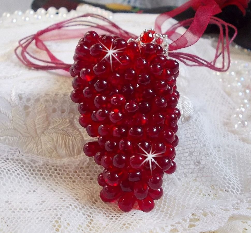 Tendre Rouge anheng halskjede med røde glassdråper, runde fasetterte perler og perleperler