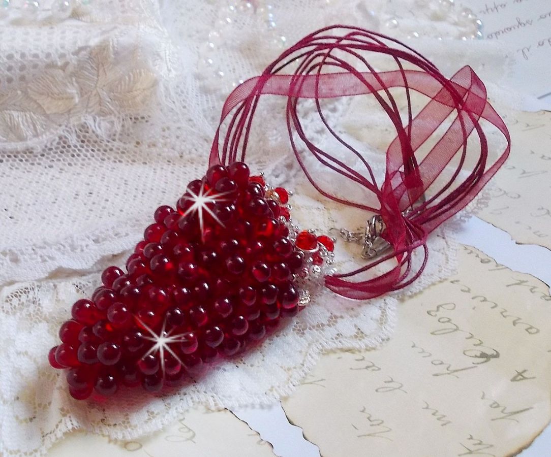 Tendre Rouge anheng halskjede med røde glassdråper, runde fasetterte perler og perleperler