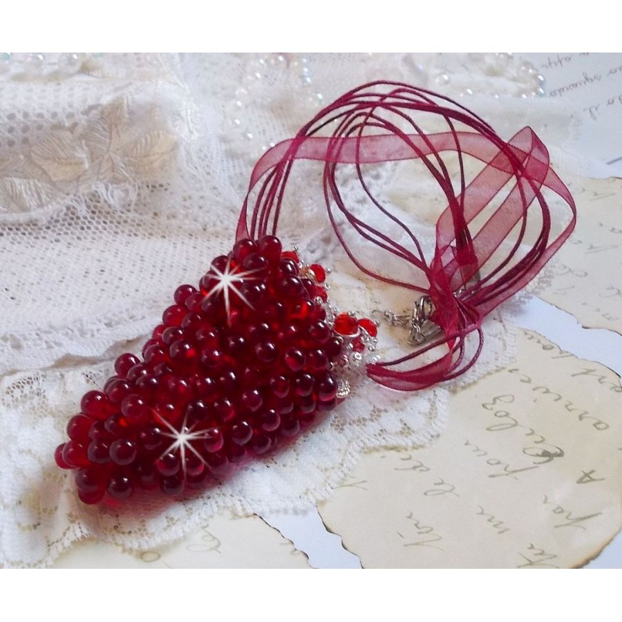 Tendre Rouge anheng halskjede med røde glassdråper, runde fasetterte perler og perleperler