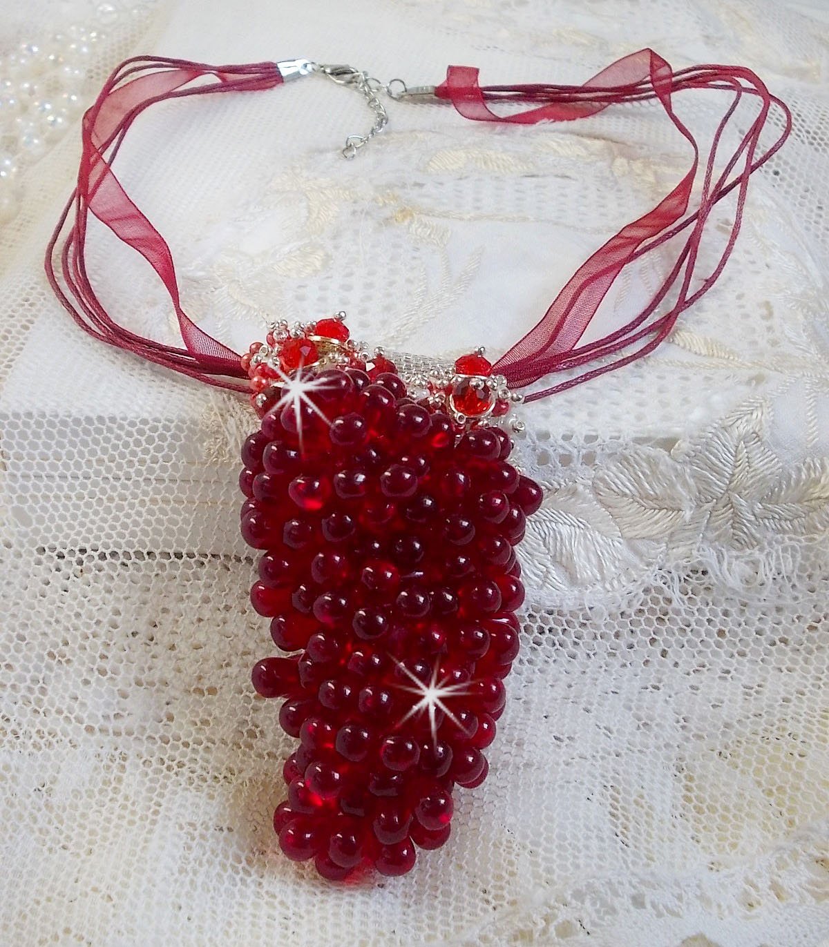 Tendre Rouge anheng halskjede med røde glassdråper, runde fasetterte perler og perleperler