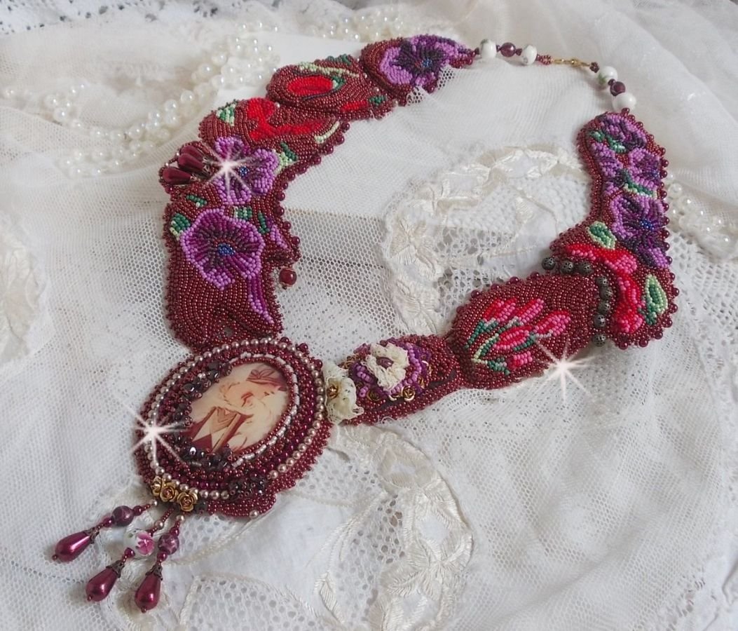 Art'D Haute-Couture smekke halskjede brodert med forskjellige fargede frøperler og Swarovski krystallperler