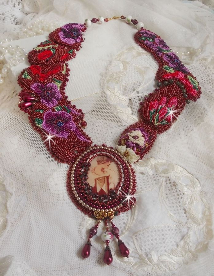 Art'D Haute-Couture smekke halskjede brodert med forskjellige fargede frøperler og Swarovski krystallperler