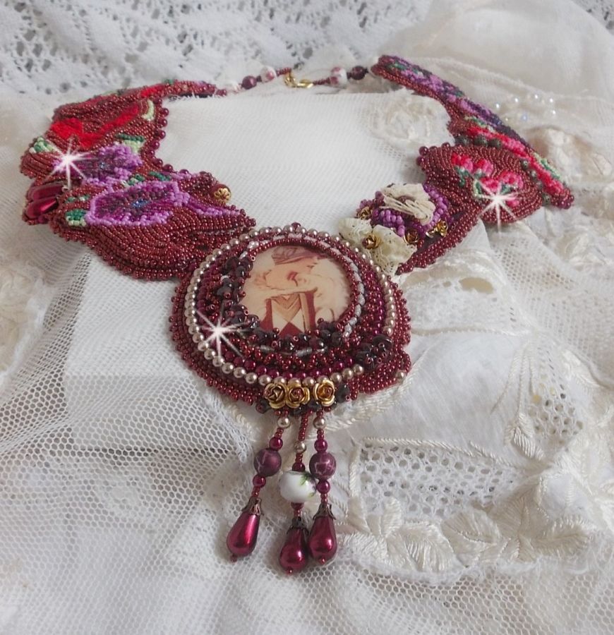 Art'D Haute-Couture smekke halskjede brodert med forskjellige fargede frøperler og Swarovski krystallperler