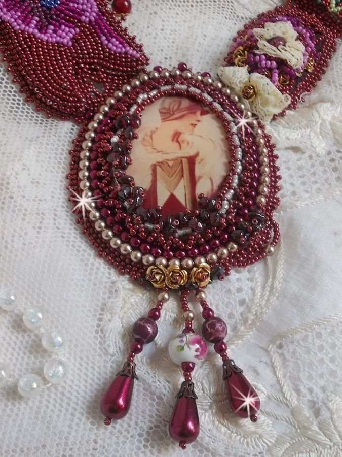 Art'D Haute-Couture smekke halskjede brodert med forskjellige fargede frøperler og Swarovski krystallperler