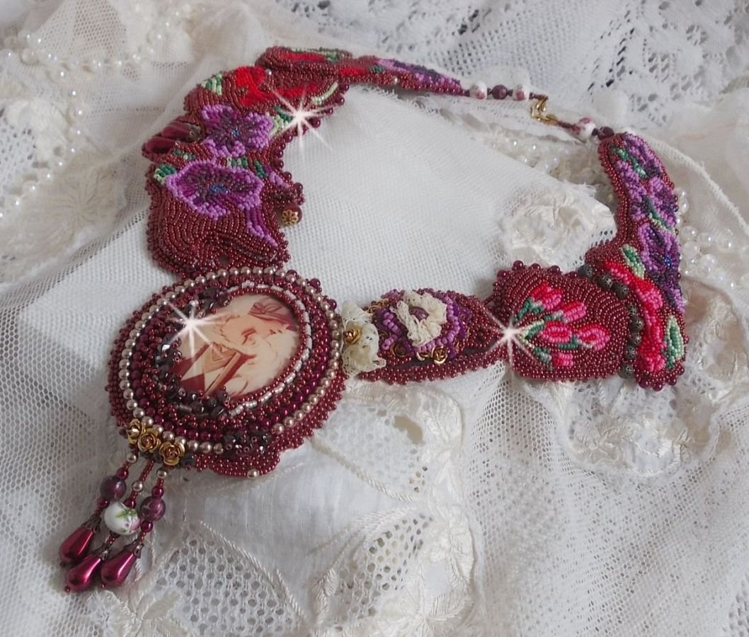 Art'D Haute-Couture smekke halskjede brodert med forskjellige fargede frøperler og Swarovski krystallperler