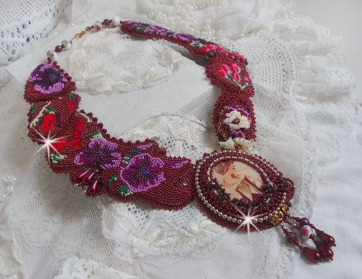 Art'D Haute-Couture smekke halskjede brodert med forskjellige fargede frøperler og Swarovski krystallperler